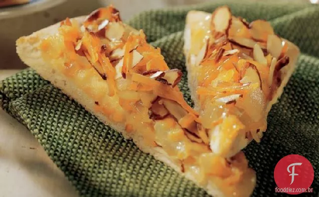 Focaccia de cebola, queijo e amêndoa