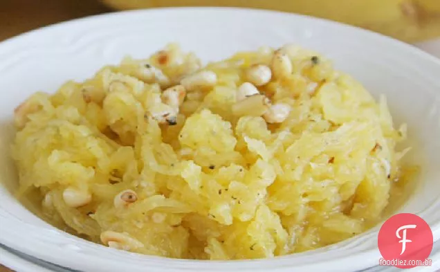 Espaguete com parmesão e pinhões