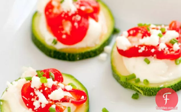 Abobrinha e picadas de pimenta vermelha assada