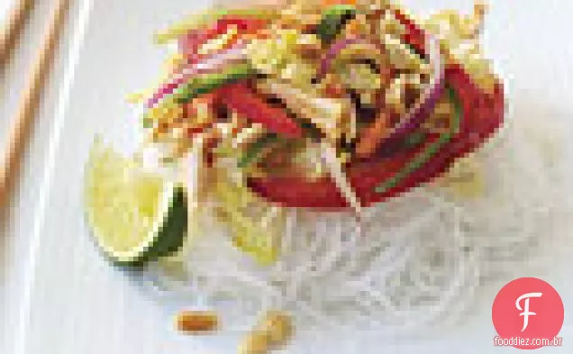 Salada de frango tailandesa com macarrão de arroz