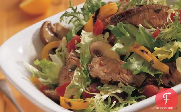 Salada de bife com molho de alho picante