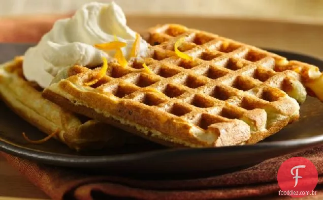 Waffles de chocolate com creme de laranja