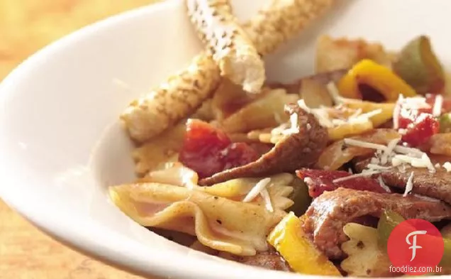 Massa de gravata borboleta com carne e tomate