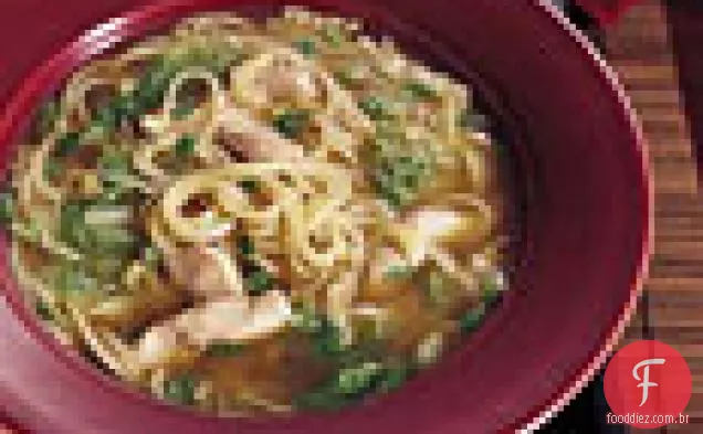 Sopa de macarrão de frango chinês com gergelim e cebolinha