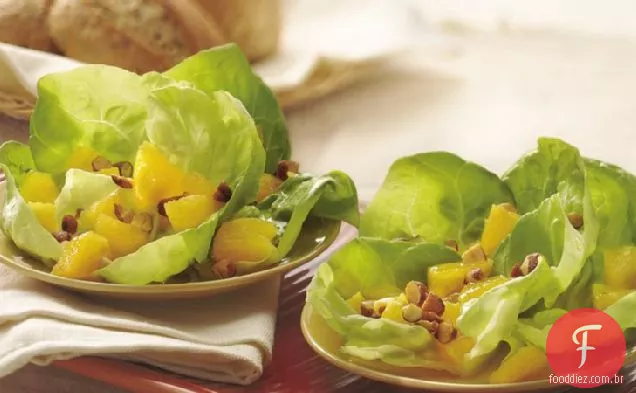 Salada de laranja-amêndoa em xícaras de alface