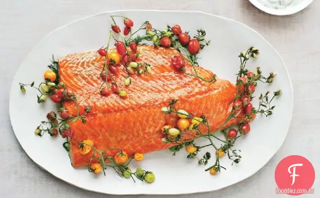 Salmão assado lento com tomate cereja e cuscuz