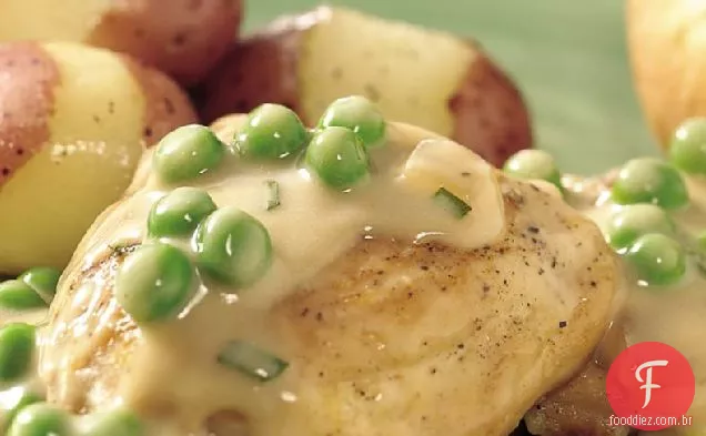 Frango de primavera com ervilhas e cebolas