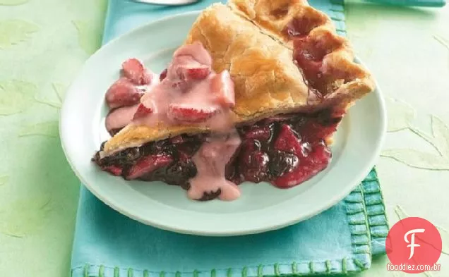 Torta de maçã e mirtilo com molho de morango