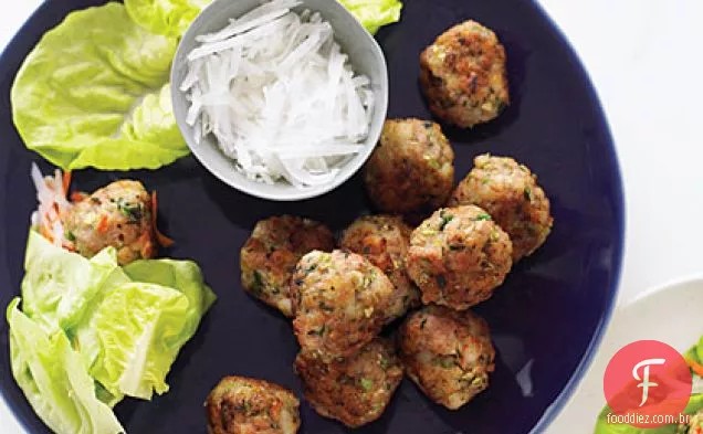 Wraps de almôndega de camarão e porco com molho Vietnamita
