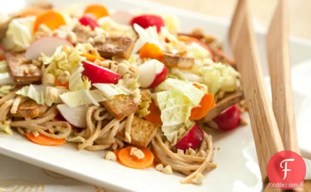 Peanutty Udon Macarrão E Salada De Tofu
