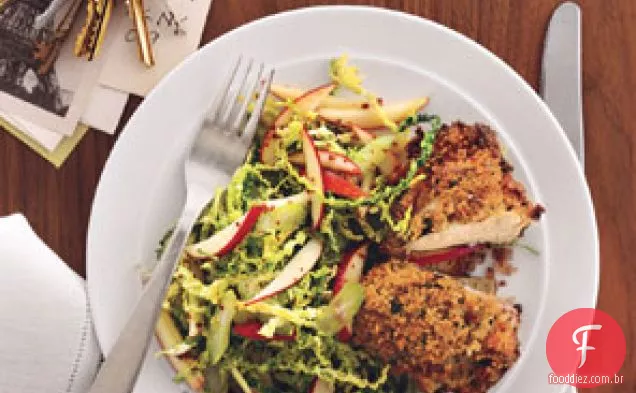 Frango não frito com repolho e maçã Slaw