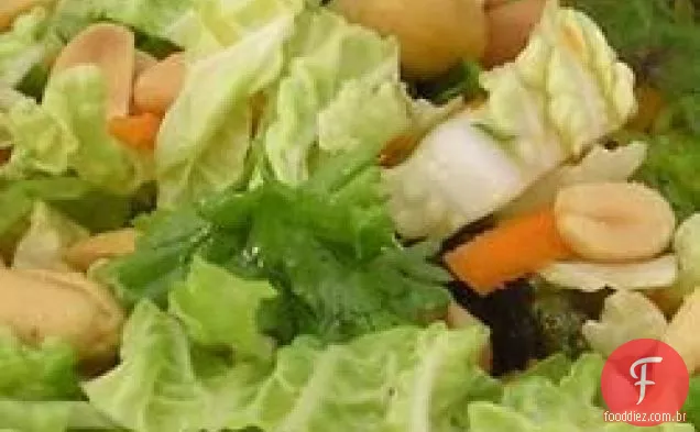 Salada de repolho napa com limão-vinagrete de pistache