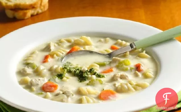 Sopa cremosa de Macarrão De Frango com Chuvisco Pesto