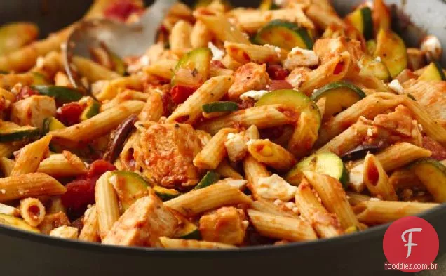 Frango e macarrão magros ao estilo Mediterrâneo