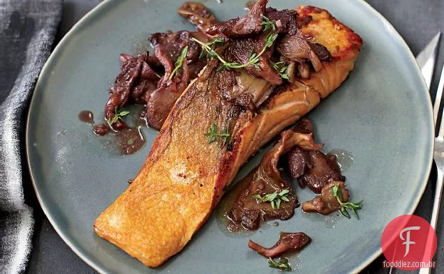 Salmão assado com cogumelos ostra em vinho tinto