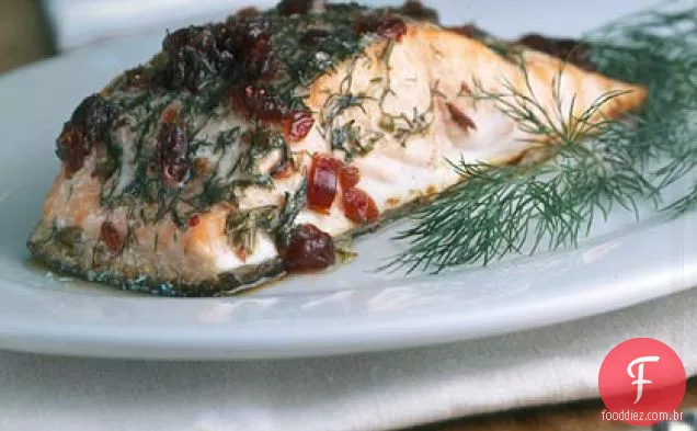 Salmão assado com amieiro com endro e Cranberries