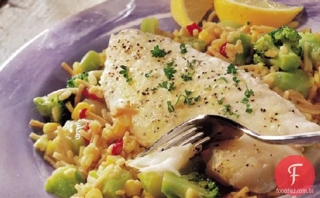 Peixe limão sobre legumes e arroz