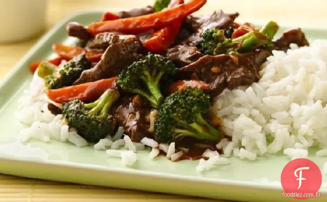Fritar carne e brócolis
