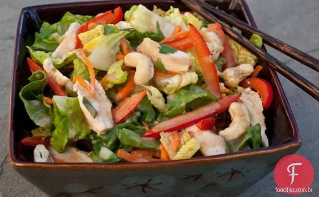 Salada De Frango Chinês Com Molho De Gergelim E Gengibre