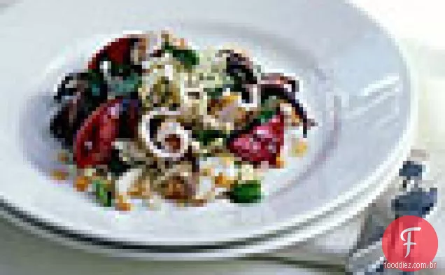 Salada de Lula e ameixa grelhada com coentro, hortelã e amendoim