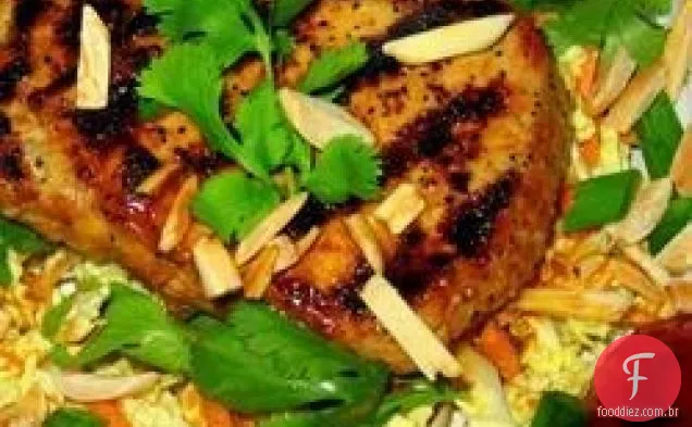 Salada de lombo de porco adobo grelhada com ameixas e amêndoas