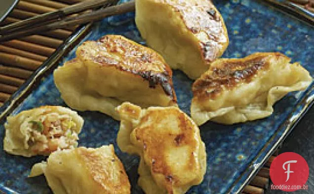 Bolinhos chineses de carne de porco e camarão (jiao Zi)