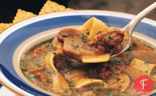 Macarrão de carne e sopa de cogumelos