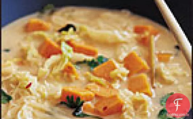 Sopa asiática de coco e repolho com capim-limão