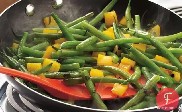 Feijão verde frito e pimenta