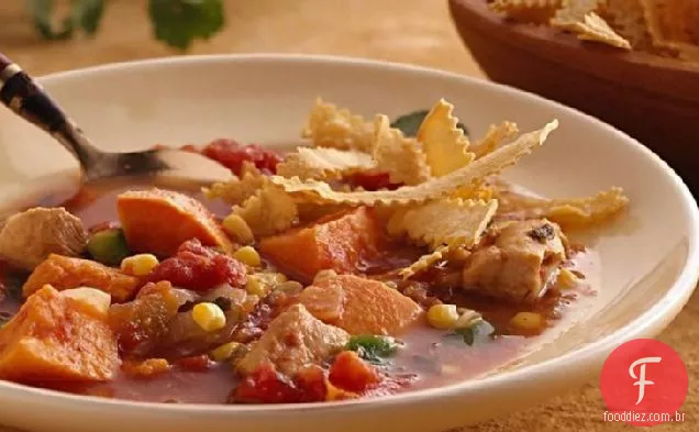 Sopa de galinha sudoeste de fogão lento Com Tiras de tortilha assadas