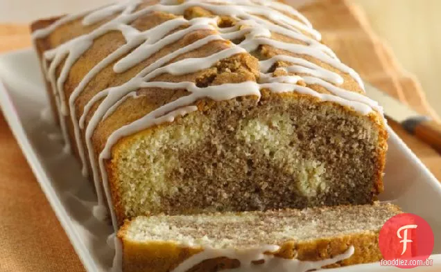 Bolo de canela em rolo sem glúten com garoa de baunilha