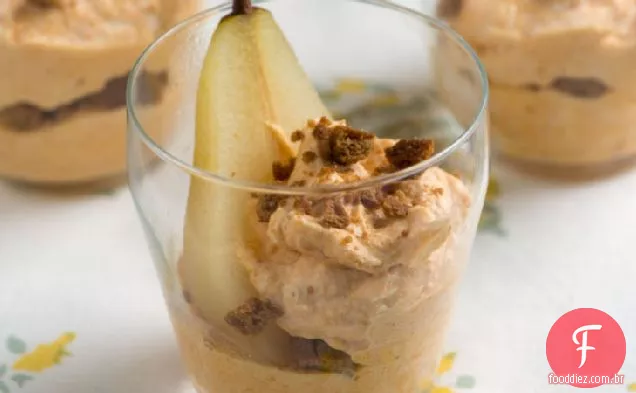 Gengibre e vinho peras escalfadas com chantilly de abóbora