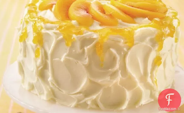 Pêssegos e bolo de camada de Creme