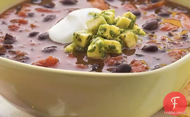 Sopa de feijão preto com Salsa de abacate