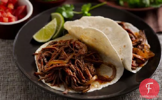 Chile e tacos de peito de carne de alho assado