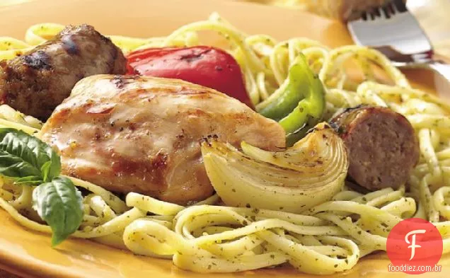 Frango grelhado, salsicha, cebola e pimentão sobre Linguine