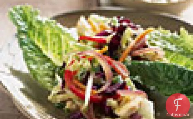 Envoltórios de alface de frango e vegetais pan-asiáticos