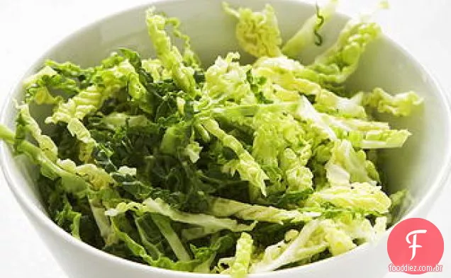 Salada de frango e repolho com hortelã fresca