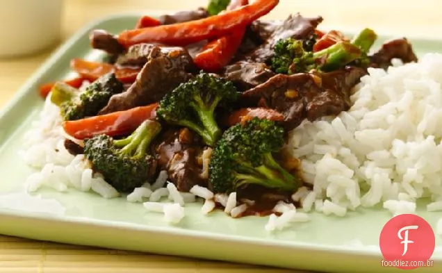 Fritar carne e brócolis
