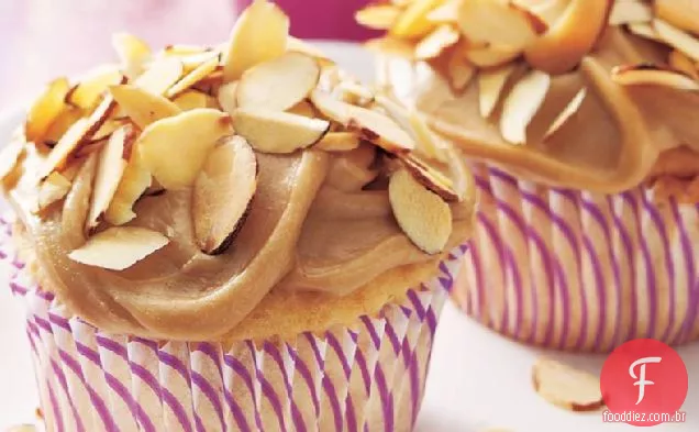 Cupcakes de amêndoa torrada com cobertura de caramelo
