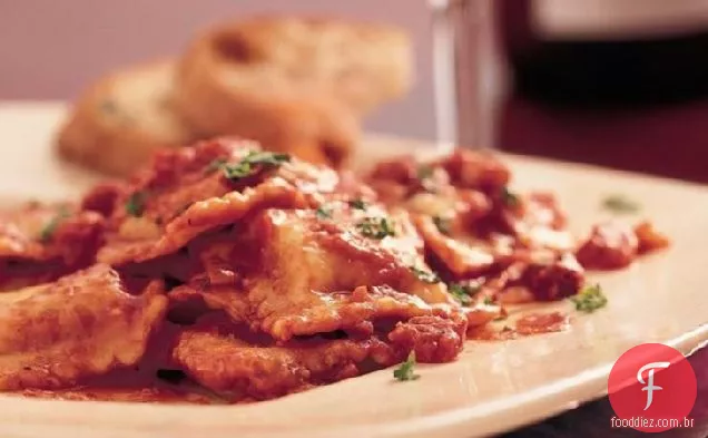 Caçarola De Ravioli De Queijo De Fogão Lento (Tamanho Da Multidão)