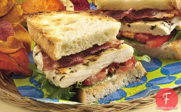 Sanduíches de frango grelhado BLT