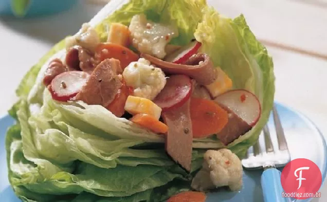 Carne e legumes em barcos de alface
