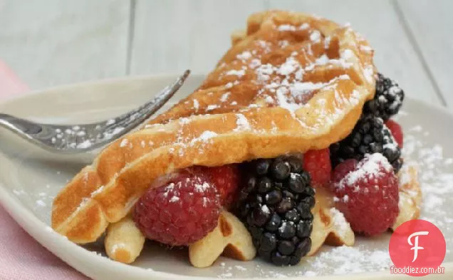 Sanduíches de Waffle de limão com coalhada de limão e frutas frescas