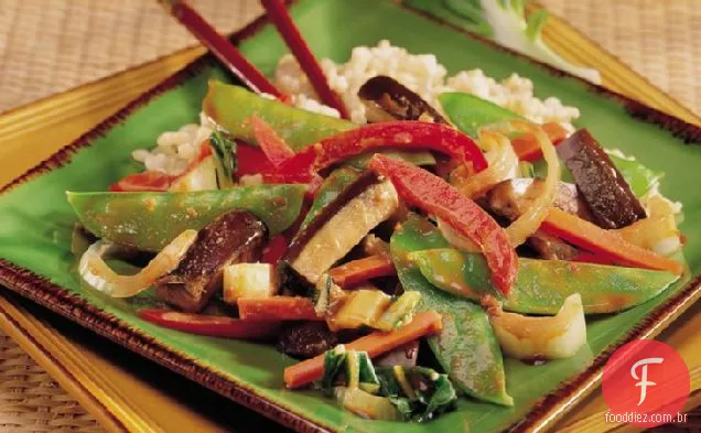 Legumes chineses cozidos no vapor com arroz integral