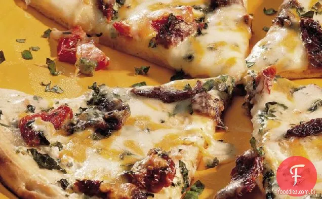 Pizza de tomate e erva seca ao sol