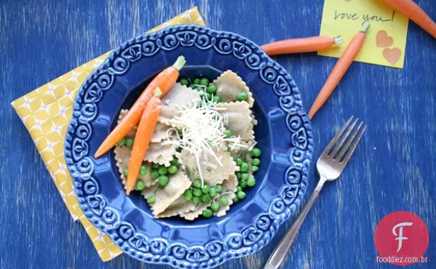 Ravioli e ervilhas em um molho de manteiga de limão
