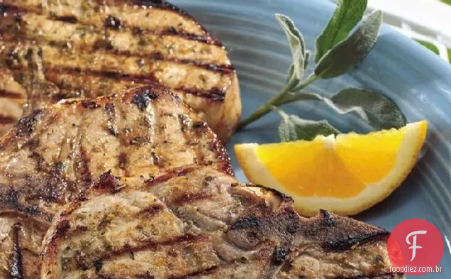 Costeletas de porco com casca de laranja com esfregar ervas