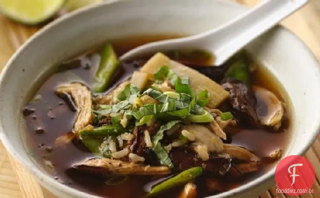 Sopa De Frango Com Cogumelos Asiáticos