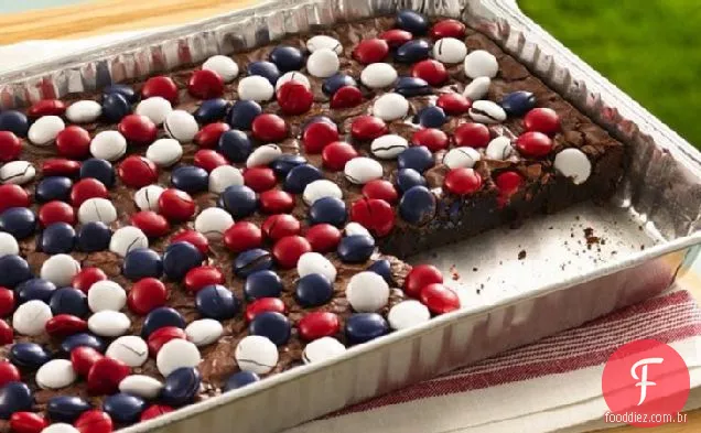 Brownies vermelhos, brancos e azuis com cobertura de doces